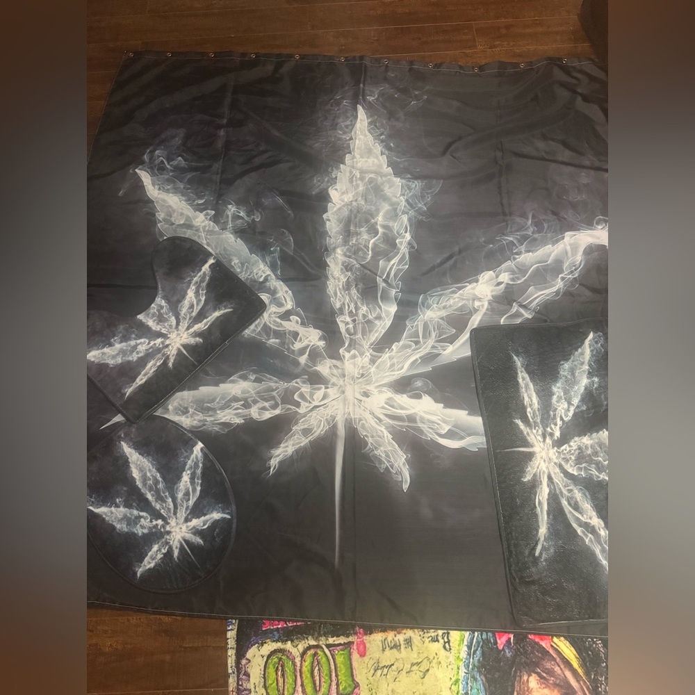 Black and White Leaf Design Tapestry Set